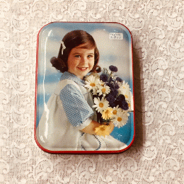 ブルーバードコンフェクショナリー缶 花束を抱えた少女