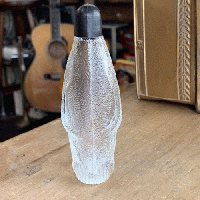 端正な立ち姿が凛々しいペンギンのガラス瓶