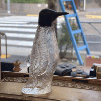 端正な立ち姿が凛々しいペンギンのガラス瓶