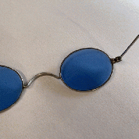 ブルーのレンズ入りアンティークオーバルフレーム眼鏡