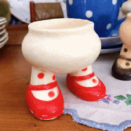 シュールな可愛さで人気の足型プラスチックエッグカップ 赤